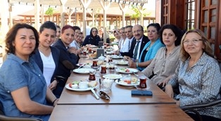 Başkan Gümrükcüoğlu kadınlarla buluştu.