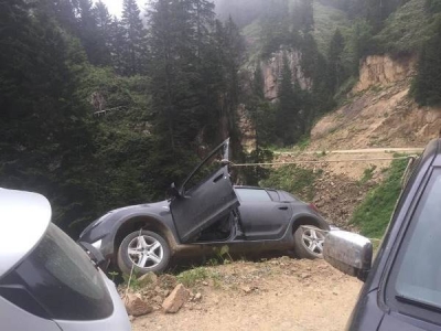 Köprübaşı'nda Korkutan Kaza. Şarampole düşmemesi için halatla kamyonete bağlandı.